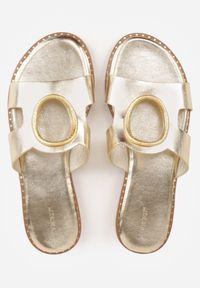 Born2be - Złote Klapki VICES z Wycięciem i Metalową Ozdobą Acacine. Okazja: na co dzień. Kolor: złoty. Wzór: aplikacja. Sezon: lato. Styl: casual, elegancki #3