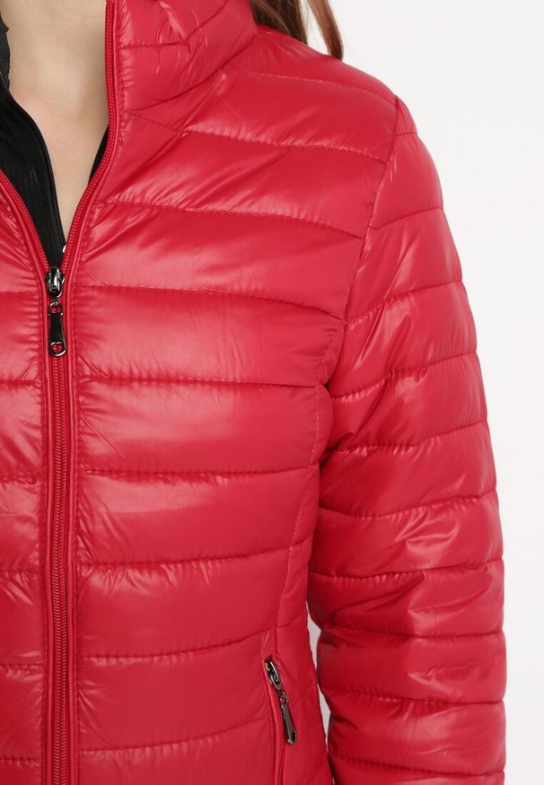 Born2be - Czerwona Kurtka Pikowana na Sezon Przejściowy Verlisa. Okazja: na co dzień. Typ kołnierza: bez kaptura. Kolor: czerwony. Styl: casual