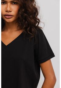 Marsala - T shirt z dekoltem w kształcie V w kolorze CZARNYM - V NECK-XL. Typ kołnierza: dekolt w kształcie V. Kolor: czarny. Materiał: elastan, bawełna. Wzór: gładki. Styl: elegancki