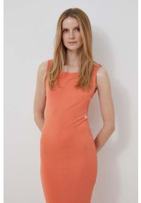 Calvin Klein Jeans sukienka kolor pomarańczowy midi dopasowana. Kolor: pomarańczowy. Materiał: dzianina. Typ sukienki: dopasowane. Długość: midi #2
