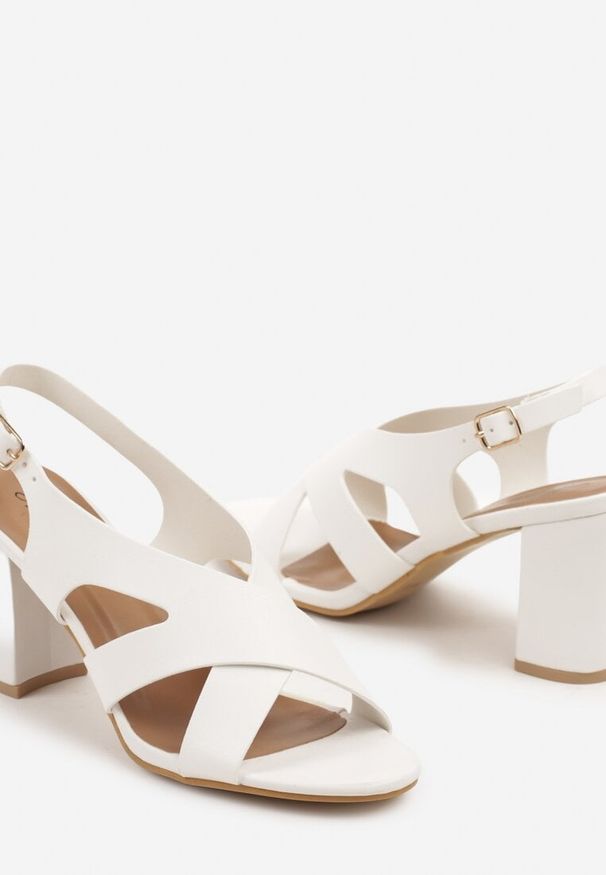 Renee - Białe Sandały na Słupku z Odkrytą Piętą i Wycięciami Deoralis. Okazja: na co dzień. Zapięcie: pasek. Kolor: biały. Materiał: jeans. Sezon: lato. Obcas: na słupku. Styl: casual, elegancki
