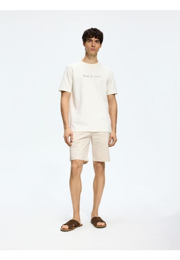 Reserved - Strukturalny t-shirt regular fit - złamana biel. Materiał: bawełna, dzianina