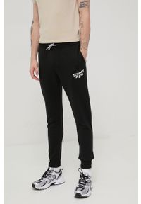Tommy Jeans spodnie bawełniane męskie kolor czarny z nadrukiem. Kolor: czarny. Materiał: bawełna. Wzór: nadruk