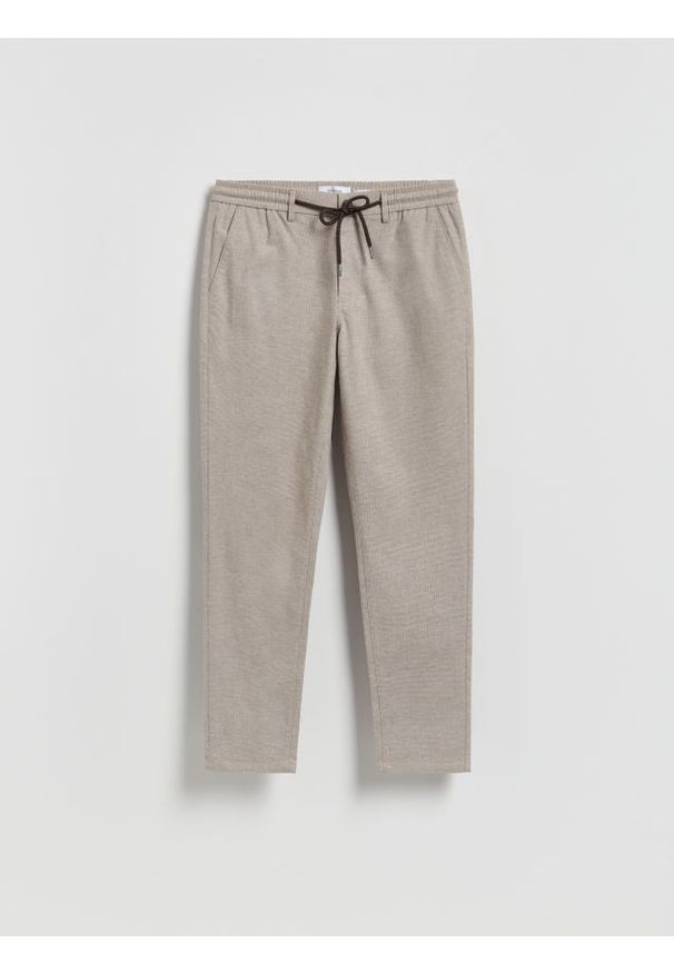 Reserved - Spodnie carrot z wiązaniem - beżowy. Kolor: beżowy. Materiał: wiskoza, tkanina