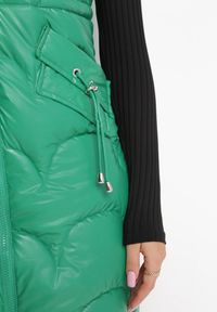 Born2be - Zielona Pikowana Kamizelka Bezrękawnik z Kapturem Zapinana na Zamek Amitri. Typ kołnierza: kaptur. Kolor: zielony. Długość rękawa: bez rękawów #3