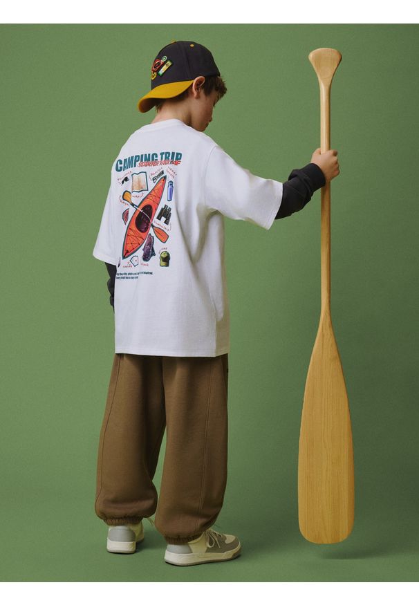 4f - 4F T-shirt loose z nadrukiem chłopięcy - biały 122/128 (6-8 lat). Okazja: na co dzień. Kolor: biały. Materiał: dzianina, bawełna. Wzór: nadruk. Sezon: lato. Styl: casual