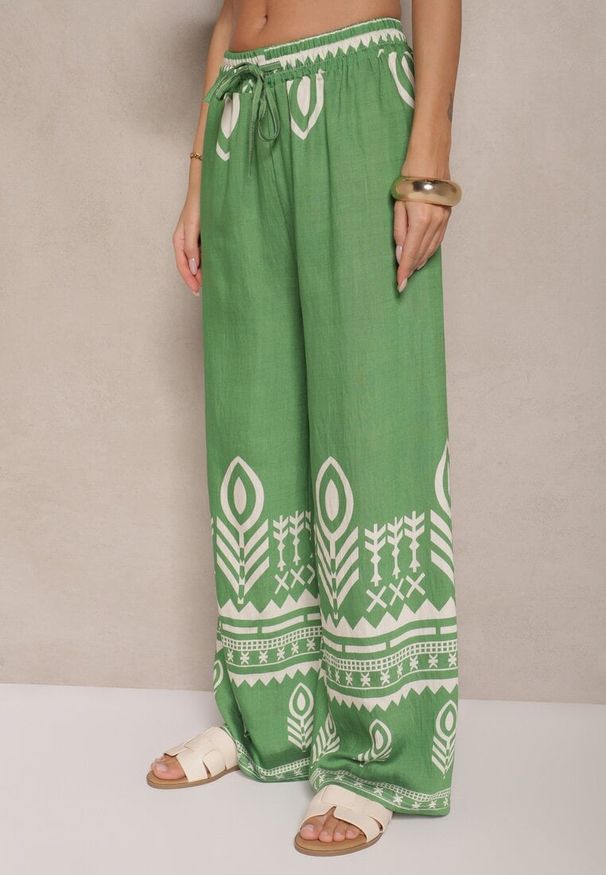 Renee - Zielone Szerokie Spodnie z Wiskozy z Gumką w Talii Zdobione Etnicznym Wzorem Soleldi. Stan: podwyższony. Kolor: zielony. Materiał: wiskoza. Wzór: aplikacja. Styl: elegancki