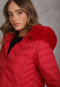 Renee - Czerwona Przejściowa Kurtka z Pikowaniem Bocznymi Ściągaczami i Kapturem Fezizia. Okazja: na co dzień. Kolor: czerwony. Materiał: futro, poliester, jeans. Styl: casual, elegancki #4