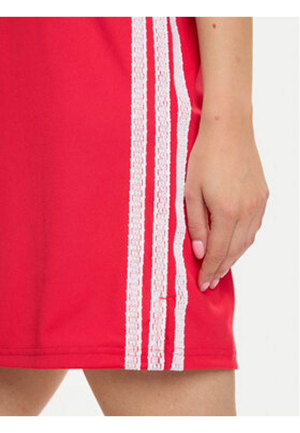 Adidas - adidas Sukienka codzienna Sport Craft Shift JZ8131 Czerwony Loose Fit. Okazja: na co dzień. Kolor: czerwony. Materiał: syntetyk. Typ sukienki: sportowe, proste. Styl: casual, sportowy