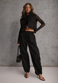 Renee - Czarna Pikowana Kamizelka Puffer o Kroju Crop Tadrel. Okazja: na co dzień. Kolor: czarny. Materiał: poliester, skóra, jeans. Styl: casual #8