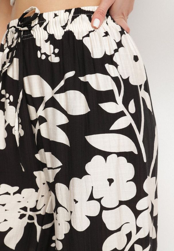 Born2be - Czarne Wiskozowe Spodnie o Szerokim Kroju z Wysokim Stanem w Kwiaty Neorilia. Okazja: na co dzień. Stan: podwyższony. Kolor: czarny. Materiał: wiskoza. Wzór: kwiaty. Styl: klasyczny, casual, elegancki