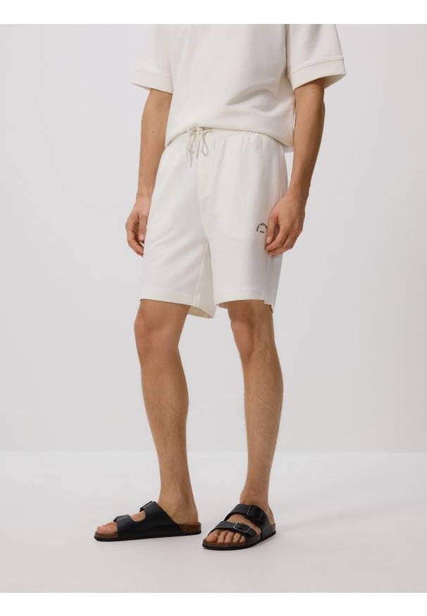 Reserved - Bawełniane szorty comfort - złamana biel. Materiał: bawełna