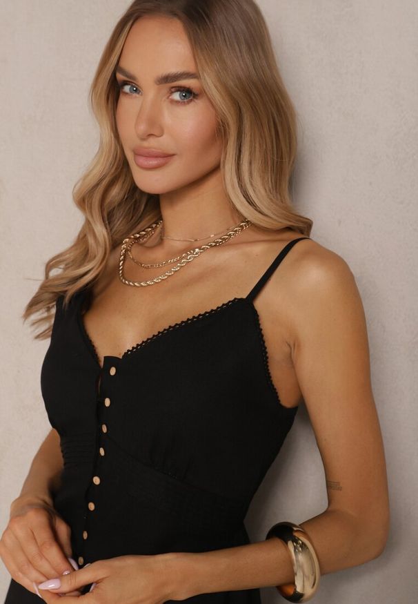 Renee - Czarna Rozkloszowana Sukienka z Bawełny z Guzikami i Regulowanymi Ramiączkami Lorbia. Okazja: na co dzień. Typ kołnierza: dekolt w serek. Kolor: czarny. Materiał: bawełna. Długość rękawa: na ramiączkach. Typ sukienki: rozkloszowane. Styl: casual