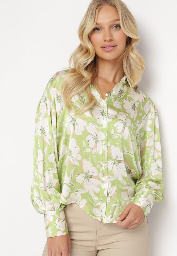 Born2be - Zielona Kwiecista Koszula z Guzikami i Szerokimi Mankietami Viasa. Okazja: na co dzień. Kolor: zielony. Materiał: materiał. Wzór: kwiaty. Styl: casual