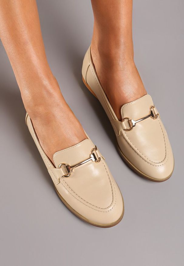 Renee - Beżowe Mokasyny Sakina. Nosek buta: okrągły. Zapięcie: bez zapięcia. Kolor: beżowy. Szerokość cholewki: normalna. Obcas: na obcasie. Styl: elegancki, klasyczny. Wysokość obcasa: niski