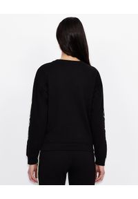 Armani Exchange - ARMANI EXCHANGE - Czarna bluza z logowanym lampasem. Okazja: na co dzień. Kolor: czarny. Materiał: jeans, tkanina. Długość rękawa: długi rękaw. Długość: długie. Wzór: gładki, nadruk. Styl: casual #4
