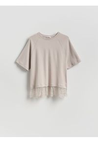Reserved - T-shirt z koronką - beżowy. Kolor: beżowy. Materiał: koronka. Wzór: koronka #1
