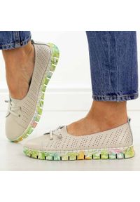 Beżowe ażurowe skórzane półbuty damskie S.Barski 5970. Okazja: na spacer, na co dzień. Nosek buta: okrągły. Zapięcie: bez zapięcia. Kolor: beżowy. Szerokość cholewki: normalna. Wzór: ażurowy. Materiał: skóra. Sezon: wiosna, jesień, lato. Styl: casual, elegancki, sportowy, klasyczny #1