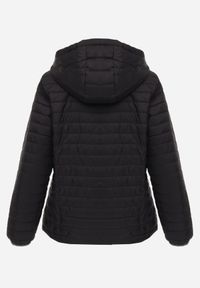 Born2be - Czarna Dwustronna Kurtka Pikowana z Kapturem Zidila. Okazja: na spacer, na co dzień. Typ kołnierza: kaptur. Kolekcja: plus size. Kolor: czarny. Materiał: jeans. Wzór: geometria. Styl: casual, sportowy #2