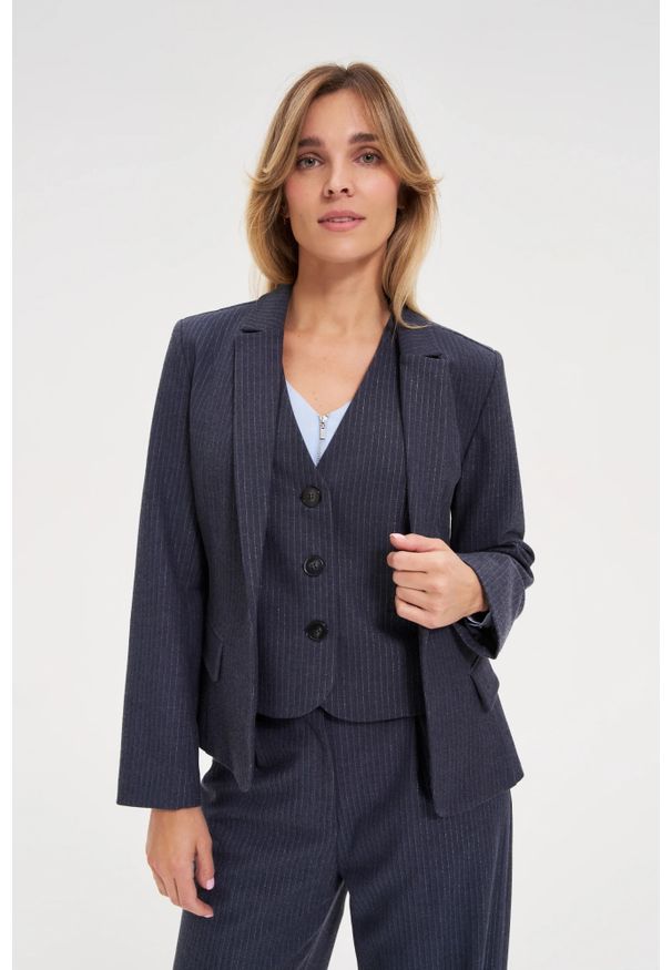 MOODO - Marynarka w paski granatowa. Kolor: niebieski. Materiał: poliester, elastan, wiskoza. Wzór: paski