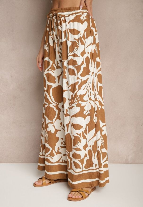 Renee - Brązowe Spodnie o Szerokim Kroju High Waist w Kwiaty Nelrive. Okazja: na co dzień, na spacer. Stan: podwyższony. Kolor: brązowy. Wzór: kwiaty. Styl: klasyczny, elegancki, casual