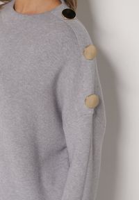 Born2be - Szara Sweterkowa Sukienka Pudełkowa Ozdobiona z Boku Guzikami Tustina. Okazja: na co dzień. Kolor: szary. Materiał: jeans. Wzór: aplikacja. Typ sukienki: proste. Styl: casual, elegancki #6