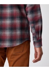 Wrangler - MĘSKA KOSZULA MATERIAŁOWA WRANGLER LS 1PKT SHIRT TAWNY PORT W5A13BX7O. Materiał: materiał