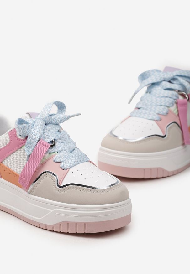 Renee - Różowo-Niebieskie Sneakersy na Niskiej Platformie z Zawieszką i Ozdobnymi Sznurówkami Salam. Okazja: na co dzień, na spacer. Nosek buta: okrągły. Zapięcie: sznurówki. Kolor: różowy. Materiał: jeans, materiał. Sezon: wiosna, lato. Obcas: na platformie. Wysokość obcasa: niski. Sport: turystyka piesza