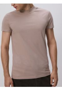 Reserved - Bawełniany t-shirt slim fit - brązowy. Kolor: brązowy. Materiał: bawełna