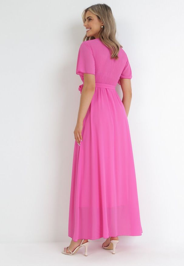 Born2be - Fuksjowa Kopertowa Sukienka z Gumką w Pasie i Plisowaną Górą Davitri. Kolor: różowy. Materiał: materiał. Długość rękawa: krótki rękaw. Typ sukienki: kopertowe. Długość: maxi