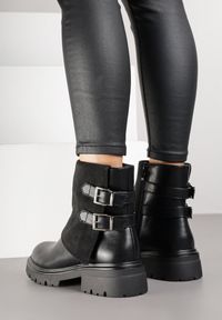 Born2be - Czarne Botki Typu Bikery Ozdobione Klamrami i Wywiniętą Cholewką Alisttie. Okazja: na co dzień. Zapięcie: klamry. Kolor: czarny. Materiał: jeans. Szerokość cholewki: normalna. Wzór: aplikacja. Styl: casual, elegancki