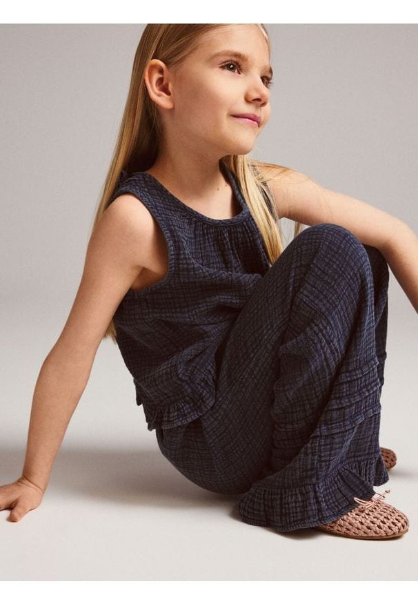 Reserved - Muślinowe spodnie - granatowy. Kolor: niebieski