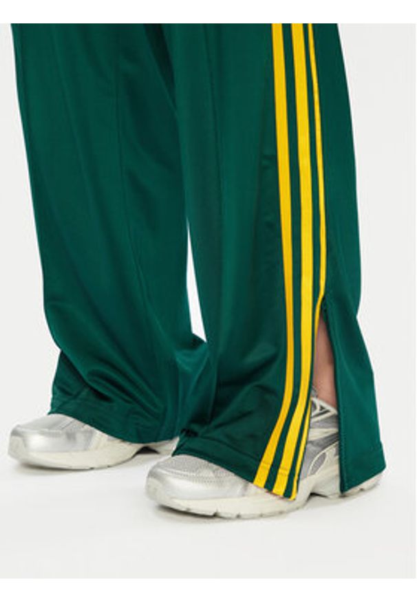 Adidas - adidas Spodnie dresowe adicolor Classic Firebird JP2314 Zielony Loose Fit. Kolor: zielony. Materiał: syntetyk