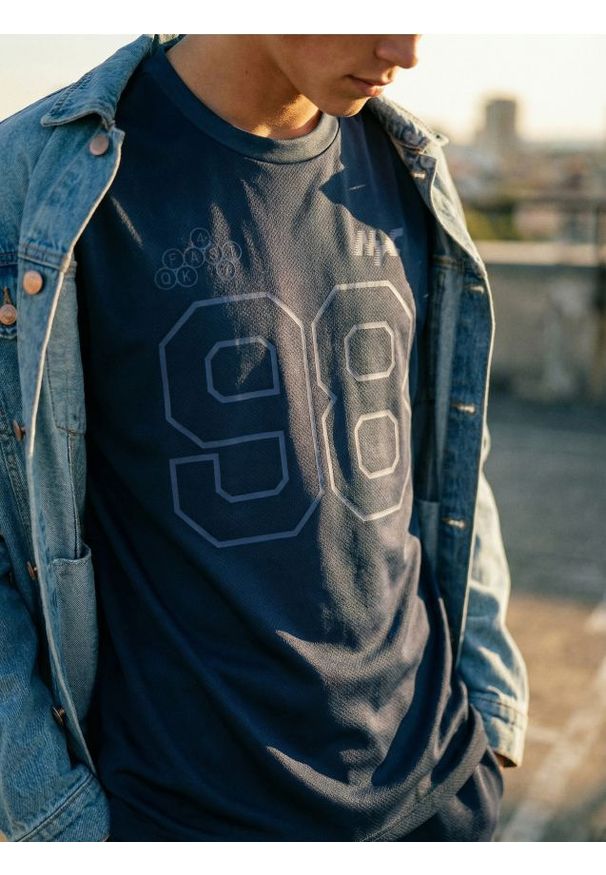 Sinsay - Koszulka z krótkim rękawem - granatowy. Kolor: niebieski. Długość rękawa: krótki rękaw. Długość: krótkie