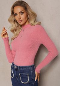 Renee - Różowy Futerkowy Sweter z Wełny z Półgolfem i Ozdobnymi Guzikami Zekluna. Kolor: różowy. Materiał: wełna. Wzór: aplikacja #3