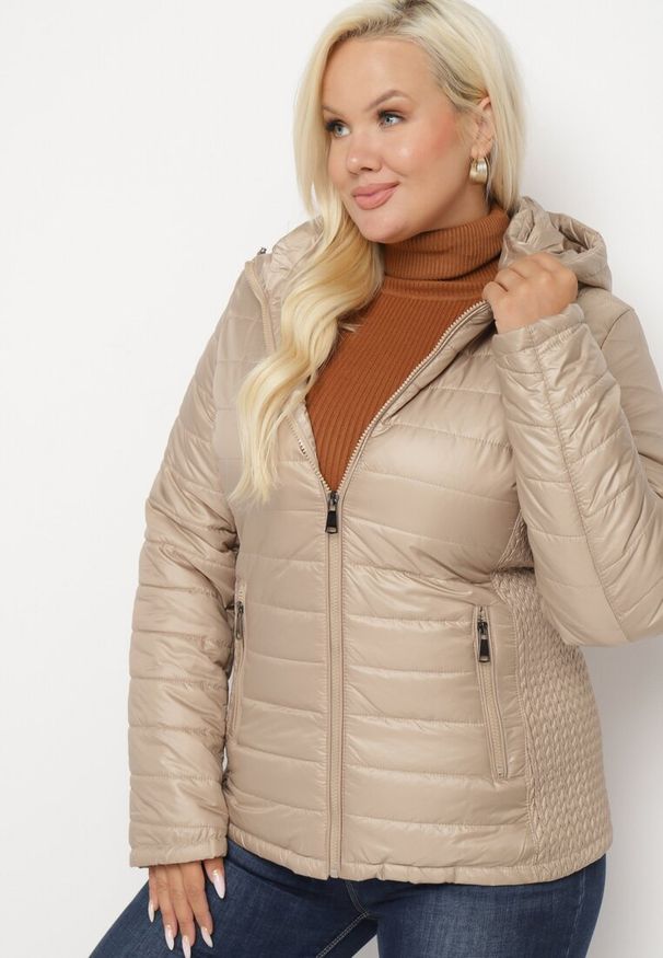 Born2be - Ciemnobeżowa Pikowana Kurtka z Opinanym Kapturem i Wstawkami z Gumek Terilinde. Okazja: na spacer. Kolekcja: plus size. Kolor: beżowy. Materiał: jeans