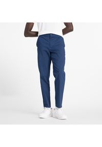Spodnie męskie New Balance MP43554NNY – granatowe. Kolor: niebieski. Materiał: bawełna, materiał, nylon. Wzór: aplikacja