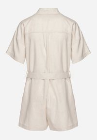 Born2be - Jasnobeżowy Kombinezon z Lnem i Wiskozą z Koszulową Górą i Materiałowym Paskiem z Klamrą Lolefia. Okazja: na co dzień. Kolor: beżowy. Materiał: materiał, len, wiskoza. Długość rękawa: krótki rękaw. Długość: krótkie. Styl: wizytowy, casual, elegancki #6