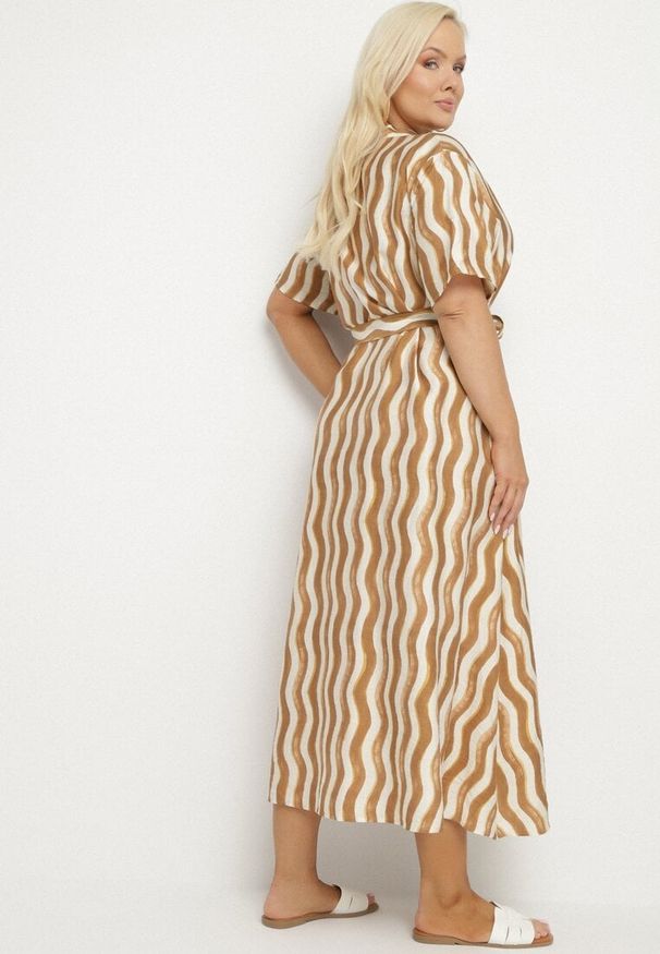 Born2be - Brązowa Pudełkowa Sukienka z Wiskozy w Geometryczny Wzór z Paskiem Luniretia. Okazja: na co dzień. Kolor: brązowy. Materiał: wiskoza. Wzór: geometria. Sezon: wiosna, lato. Styl: casual, elegancki, klasyczny