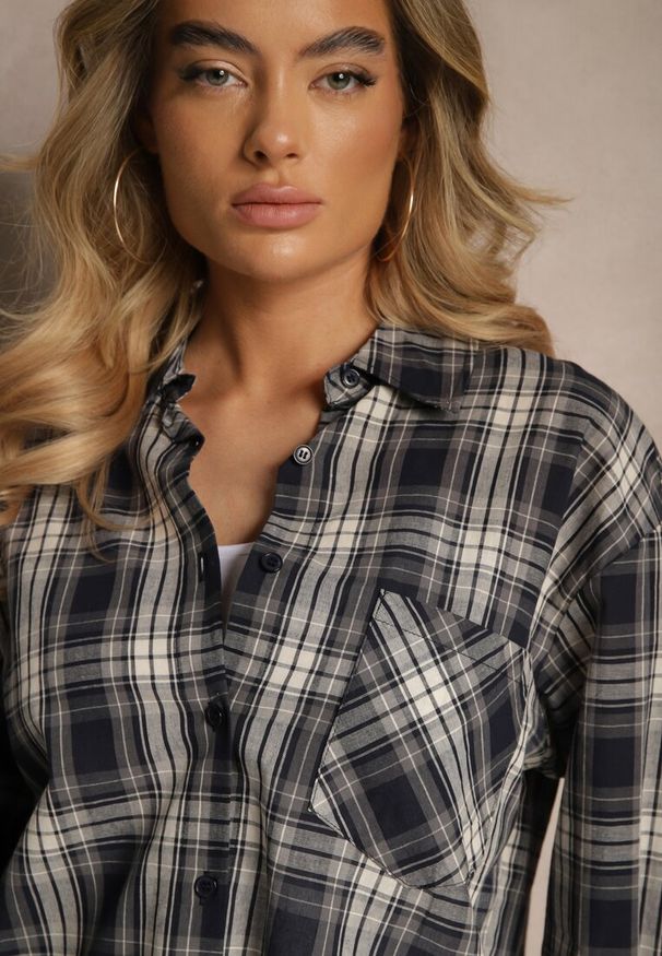 Renee - Czarna Bawełniana Koszula w Kratę z Pojedynczą Kieszonką Annisen. Okazja: na co dzień, na spacer. Typ kołnierza: kołnierzyk klasyczny. Kolor: czarny. Materiał: bawełna. Długość rękawa: długi rękaw. Długość: długie. Styl: klasyczny, casual, elegancki