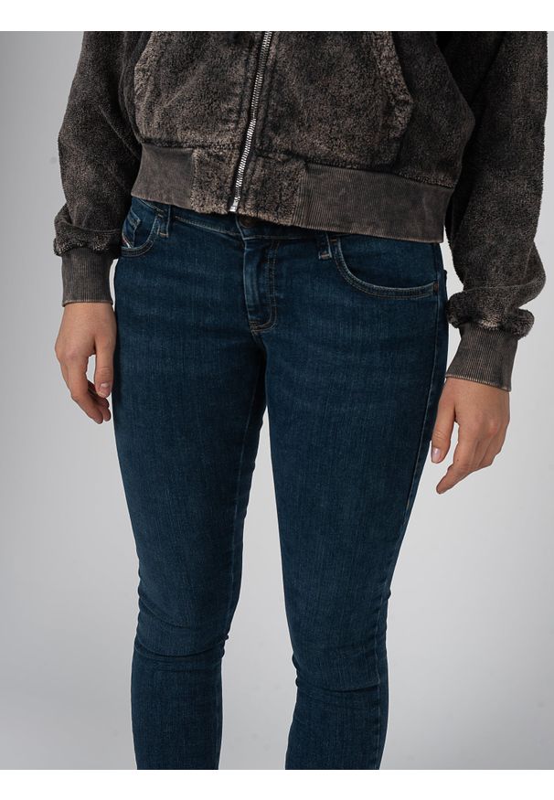 Diesel Jeansy "Slandy-Low" | 00SGSQ069TR | Kobieta | Niebieski. Okazja: na co dzień. Stan: obniżony. Kolor: niebieski. Sezon: lato. Styl: casual, elegancki