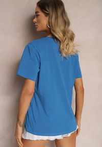 Renee - Niebieski Casualowy T-shirt z Bawełny Ozdobiony Tropikalnym Motywem Adrinea. Okazja: na co dzień. Kolor: niebieski. Materiał: bawełna. Wzór: aplikacja. Styl: casual #3