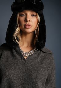 Renee - Ciemnoszary Krótki Sweter z Trójkątnym Dekoltem Ozdobiony Kołnierzykiem Savalin. Okazja: na co dzień. Kolor: szary. Materiał: bawełna, jeans, skóra. Długość: krótkie. Wzór: aplikacja. Styl: elegancki, casual #5