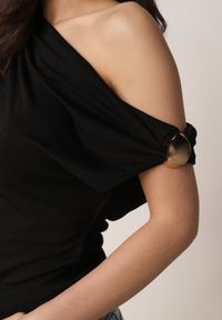 Born2be - Czarna Asymetryczna Bluzka z Wiskozy z Metaliczną Ozdobą i Marszczeniem Orinlea. Okazja: na co dzień. Kolor: czarny. Materiał: wiskoza. Długość: długie. Wzór: aplikacja. Styl: elegancki, casual #5