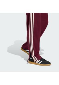 Adidas - adidas Spodnie dresowe KE1651 Bordowy Regular Fit. Kolor: czerwony. Materiał: syntetyk #2