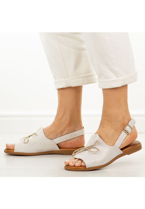 Białe skórzane płaskie sandały damskie Cambell 19387. Okazja: na co dzień, na spacer. Zapięcie: pasek. Kolor: biały. Materiał: skóra. Wzór: aplikacja. Sezon: wiosna, lato. Obcas: na płaskiej podeszwie. Styl: elegancki, wakacyjny, casual