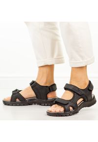 Czarne skórzane sandały damskie Unisoft 129. Okazja: na co dzień, na spacer. Zapięcie: rzepy. Kolor: czarny. Materiał: skóra. Sezon: wiosna, lato. Styl: klasyczny, casual #1