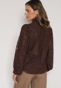 Born2be - Brązowa Koronkowa Koszula z Bufiastymi Rękawami i Kokardą przy Dekolcie Sewane. Okazja: na co dzień, do pracy, na spotkanie biznesowe. Typ kołnierza: kokarda. Kolor: brązowy. Materiał: koronka. Styl: biznesowy, casual, elegancki #3