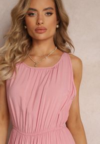 Renee - Jasnoróżowa Wiskozowa Sukienka z Gumką w Talii Na Ramiączkach Suzias. Kolor: różowy. Materiał: wiskoza. Długość rękawa: na ramiączkach. Wzór: gładki