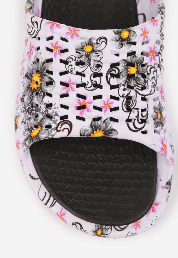 Born2be - Czarne Klapki Basenowe w Kwiatowy Wzór z Perforacją Pertumal. Okazja: na co dzień, na spacer. Kolor: czarny. Materiał: dzianina, jeans, dresówka. Wzór: kwiaty. Sezon: lato. Styl: wakacyjny, casual, elegancki